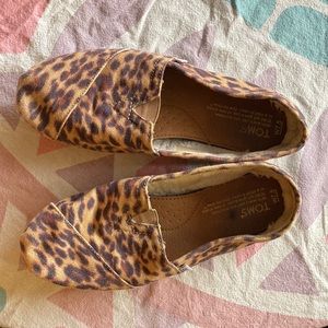 Women’s 7.5 TOMS Leopard Slip-Ons Fleece Lined 🐆
